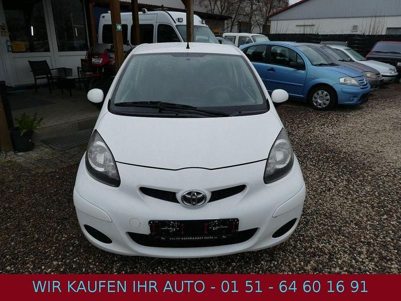 Gebraucht Toyota Aygo Cool 68 PS (50 kW) 2011 Weiß Kleinwagen