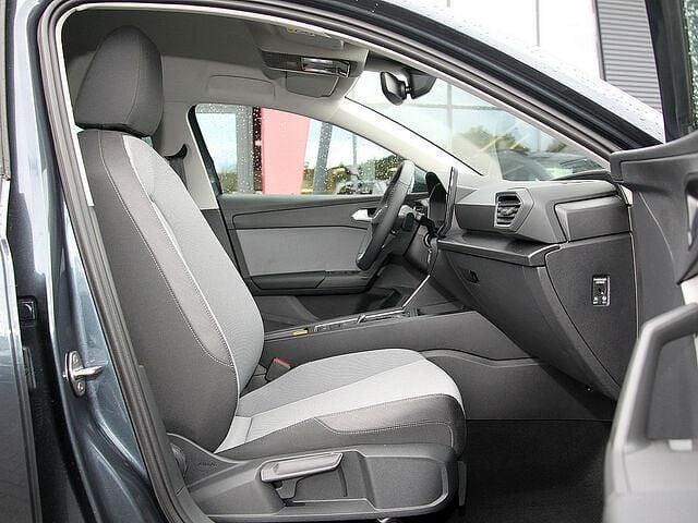 Używany Seat Leon Style 150 KM (110 kW) 2024 Szary Hatchback