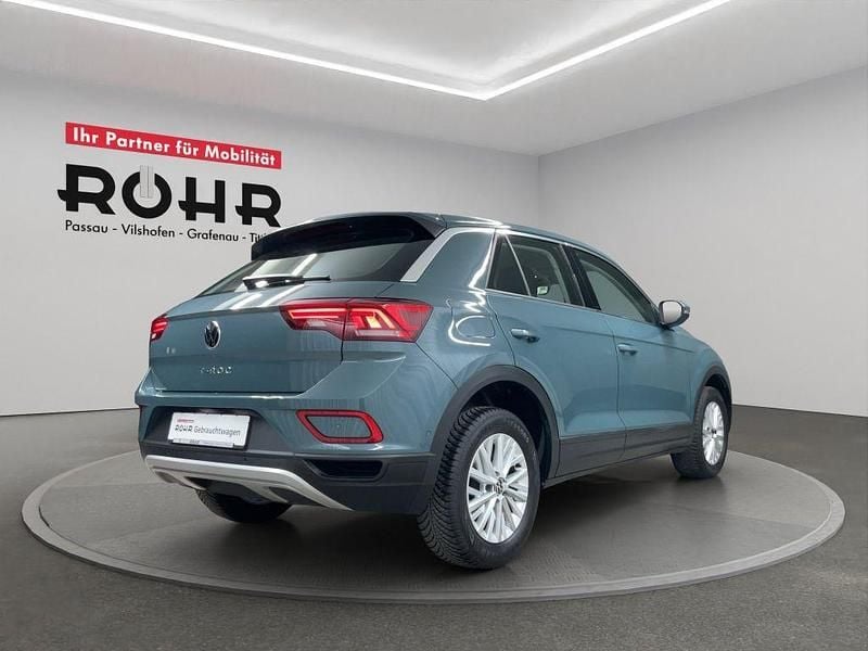 Gebraucht VW T-Roc Basis 110 PS (80 kW) 2023 Petroleum blue metallic SUV