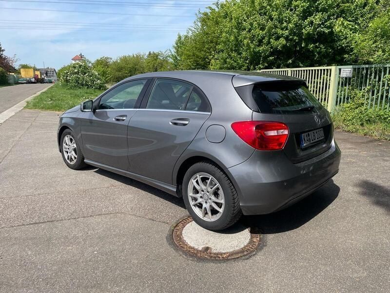 Grau Gebraucht 2013 Mercedes A180 Kleinwagen | 7.999 € (Fairer Preis) - Bild 1/4
