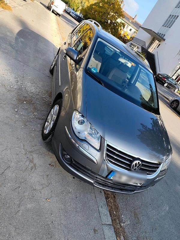 Grau Gebraucht 2007 VW Touran Van / Kleinbus | 6.000 € (Teuer) - Bild 1/4