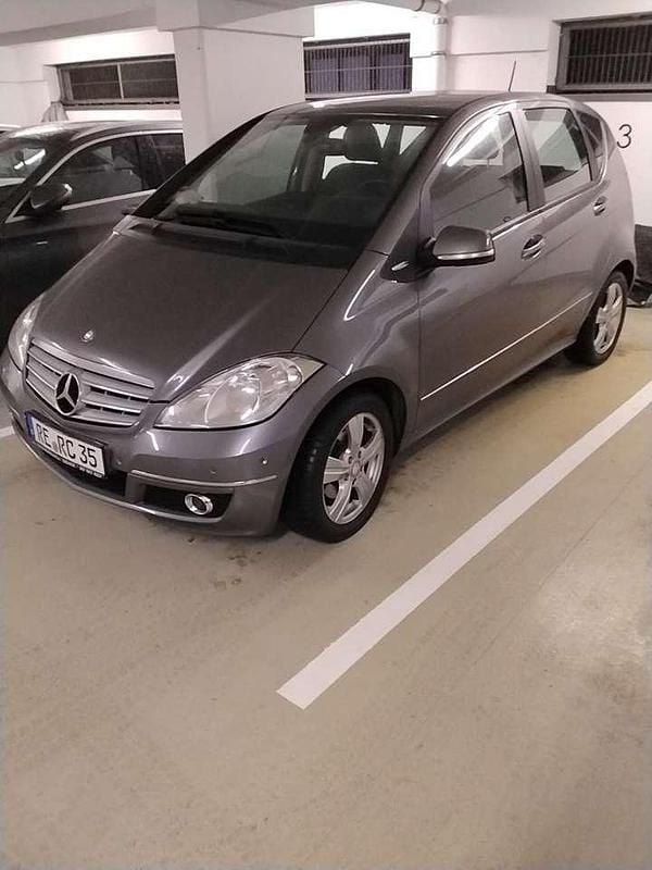 Grau Gebraucht 2011 Mercedes A180 Kleinwagen | 9.990 € (Teuer) - Bild 1/1