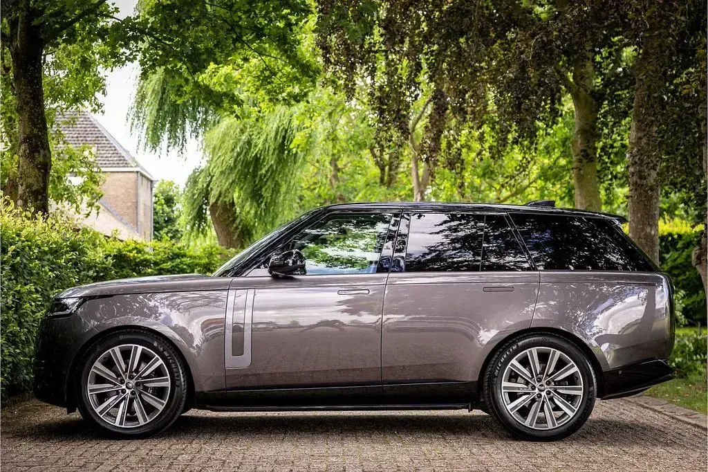 Gebraucht Land Rover Range Rover First Edition 400 PS (294 kW) 2022 Grau SUV