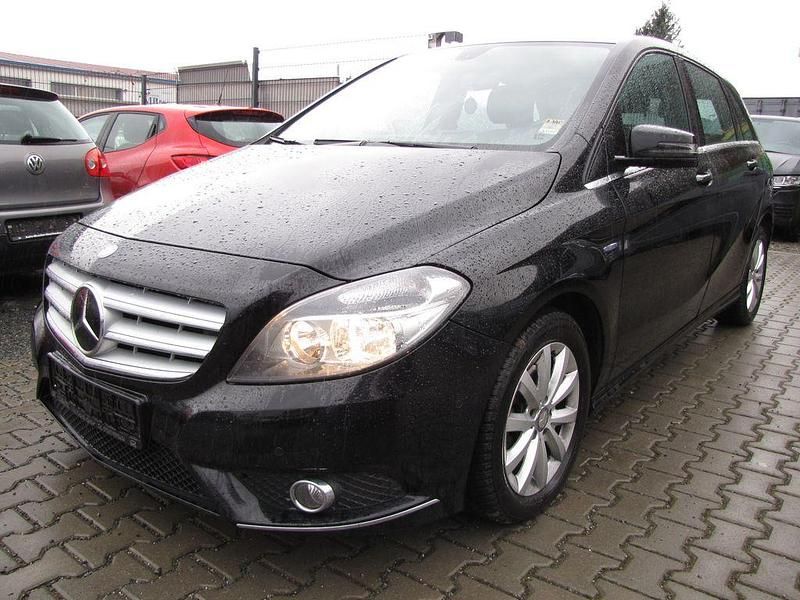 Schwarz Gebraucht 2012 Mercedes B200 Van / Kleinbus | 7.900 € (Etwas zu teuer) - Bild 1/4