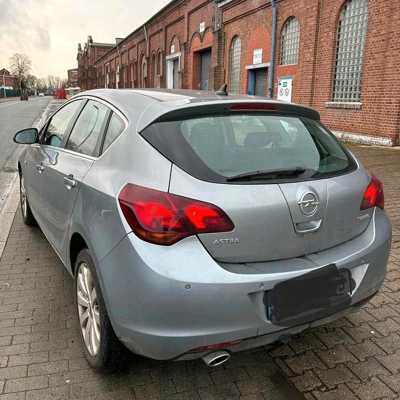 Gebraucht Opel Astra 140 PS (102 kW) 2010 Silber Limousine