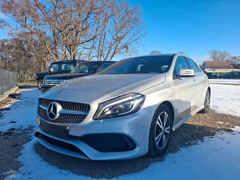 Silber Gebraucht 2017 Mercedes A200 AMG line Limousine | 11.999 € (Superpreis) - Bild 1/4