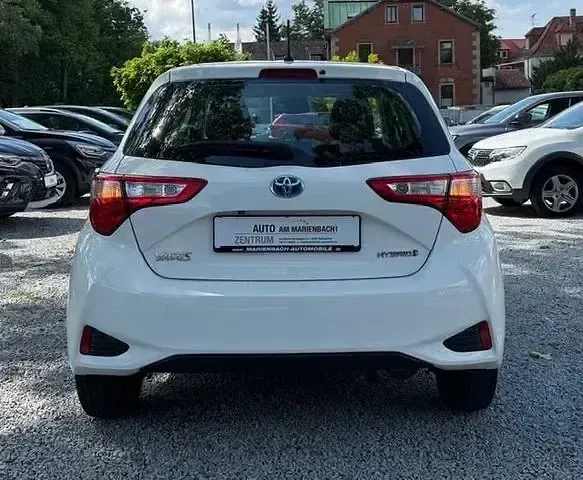 Gebraucht Toyota Yaris Hybrid Team 101 PS (74 kW) 2018 Weiß Limousine