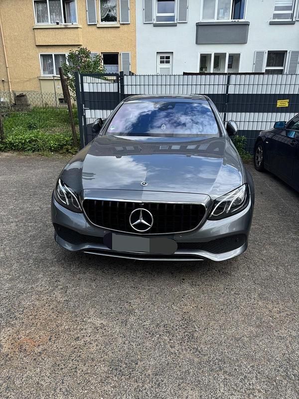 Grau Gebraucht 2019 Mercedes E220 Limousine | 24.900 € (Superpreis) - Bild 1/4