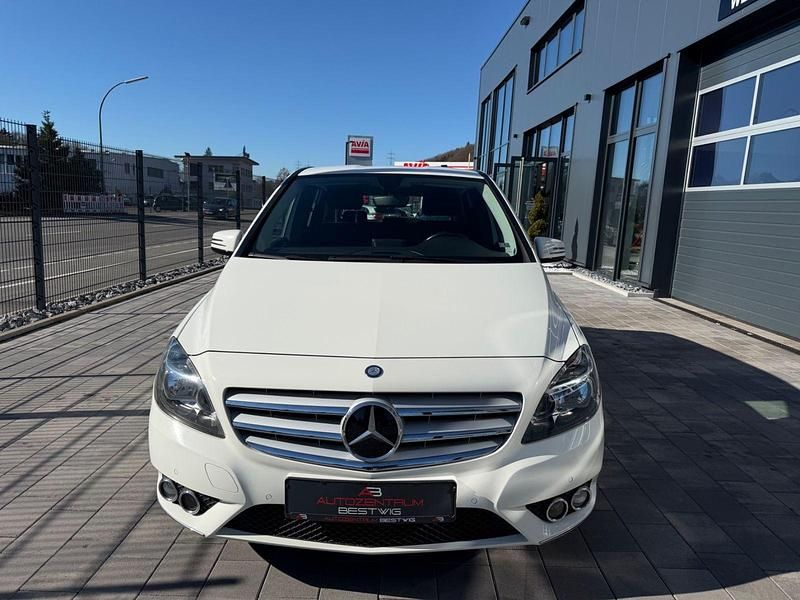 Gebraucht Mercedes B180 122 PS (89 kW) 2013 Weiß Van / Kleinbus