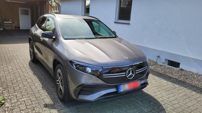 Grau Gebraucht 2022 Mercedes EQA250 AMG line SUV | 33.000 € (Guter Preis) - Bild 1/4
