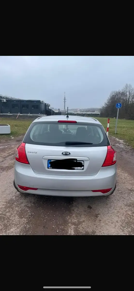 Gebraucht Kia Ceed 109 PS (80 kW) 2009 Silber Kleinwagen