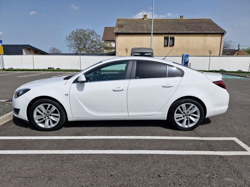 Weiß Gebraucht 2015 Opel Insignia Limousine | 8.900 € (Superpreis) - Bild 1/4