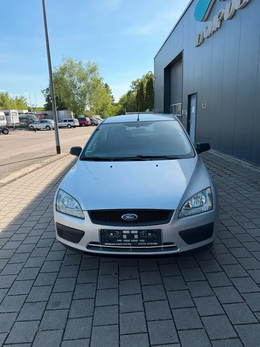 Gebraucht Ford Focus Ambiente 101 PS (74 kW) 2005 Silber Limousine