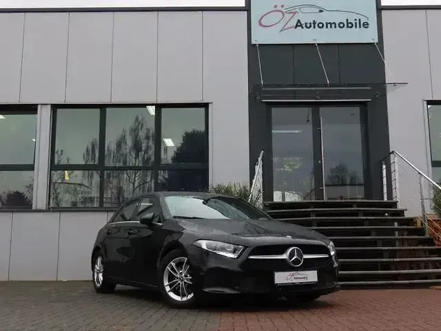 Gebraucht Mercedes A180 116 PS (85 kW) 2018 Schwarz Limousine