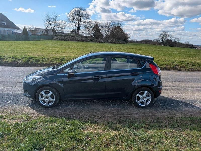 Gebraucht Ford Fiesta Titanium 95 PS (69 kW) 2013 Blau Kleinwagen