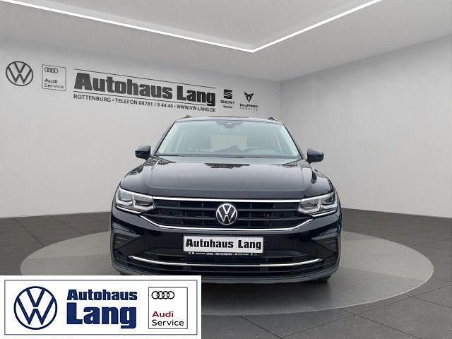 Deep black perleffekt (metallic) Gebraucht 2023 VW Tiguan Life SUV | 27.980 € (Etwas zu teuer) - Bild 1/4