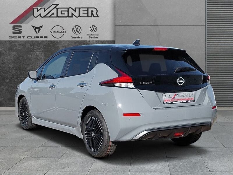Gebraucht Nissan Leaf N-Connecta 110 kW (150 PS) 2023 Ceramic grey p/black m Kleinwagen