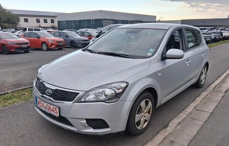 Silber Gebraucht 2010 Kia Ceed 2 Limousine | 2.390 € (Superpreis) - Bild 1/4
