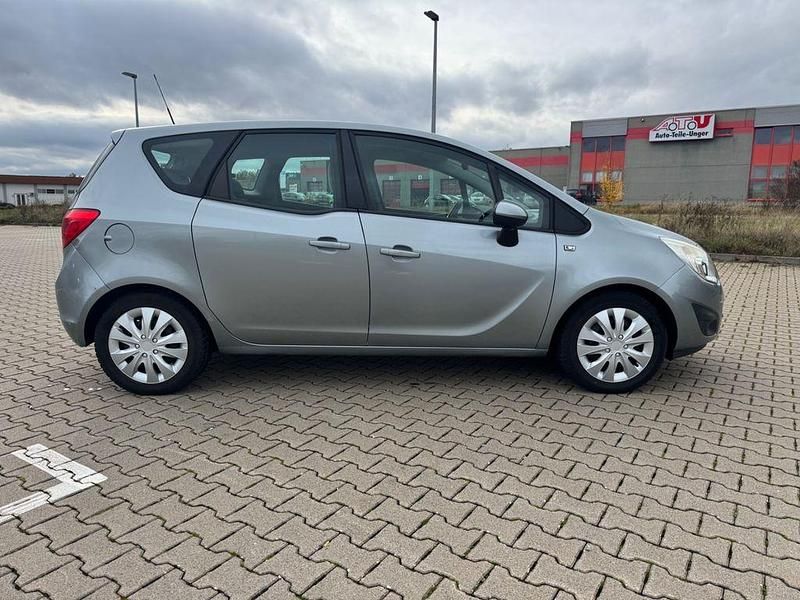 Gebraucht Opel Meriva Edition 101 PS (74 kW) 2012 Silber Van / Kleinbus