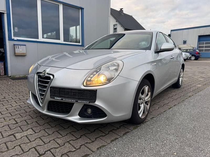 Silber Gebraucht 2011 Alfa Romeo Giulietta Turismo Kleinwagen | 3.499 € (Superpreis) - Bild 1/4