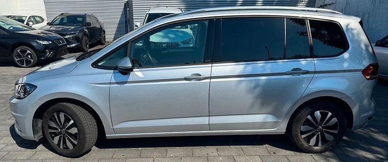 Gebraucht VW Touran Move 150 PS (110 kW) 2024 Silber Van / Kleinbus