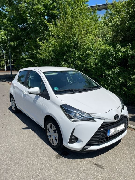 Weiß Gebraucht 2020 Toyota Yaris Comfort Limousine | 10.500 € (Fairer Preis) - Bild 1/4