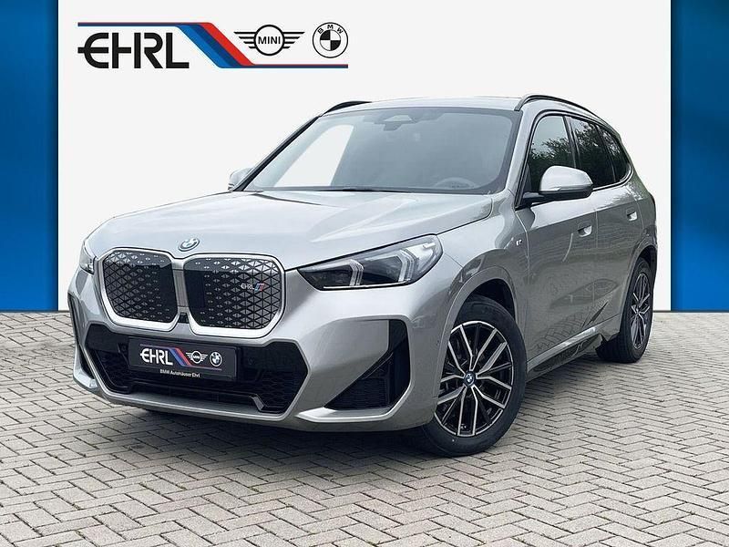Silber Neu 2025 BMW iX1 M Sport SUV | 56.940 € (Fairer Preis) - Bild 1/4