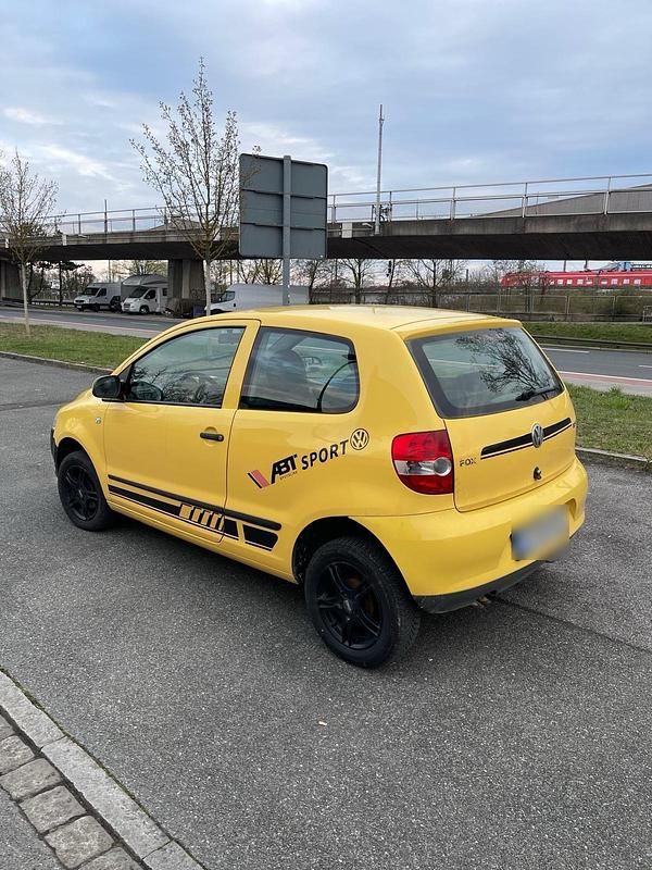 Second-hand VW Fox 69 CP (50 kW) 2005 Galben Hatchback