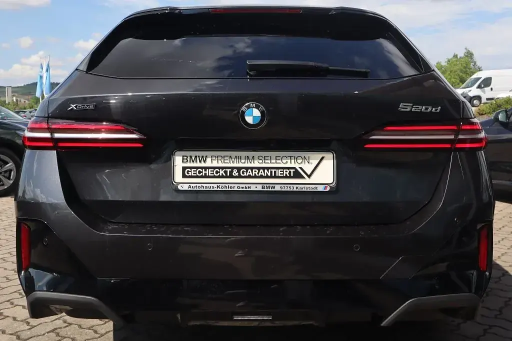 Gebraucht BMW 520 M Sport 197 PS (144 kW) 2025 Sophistograu brillanteffekt Kombi