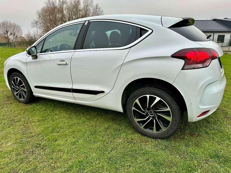 Gebraucht Citroën DS4 Urban Show 179 PS (131 kW) 2015 Lack weiss banquise/deckende l Kleinwagen