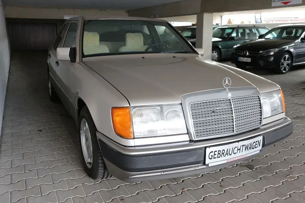 Gebraucht Mercedes E250 90 PS (66 kW) 1991 Gold Limousine