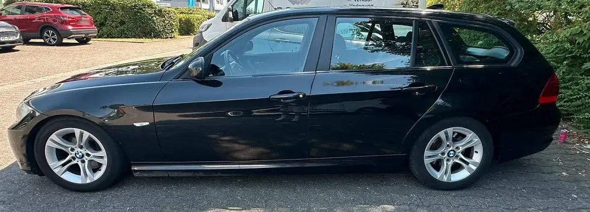 Gebraucht BMW 320 177 PS (130 kW) 2010 Schwarz Kombi