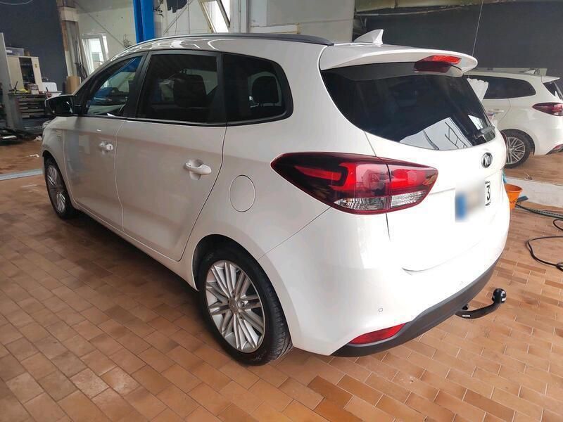Weiß Gebraucht 2018 Kia Carens Van / Kleinbus | 11.599 € (Etwas zu teuer) - Bild 1/4