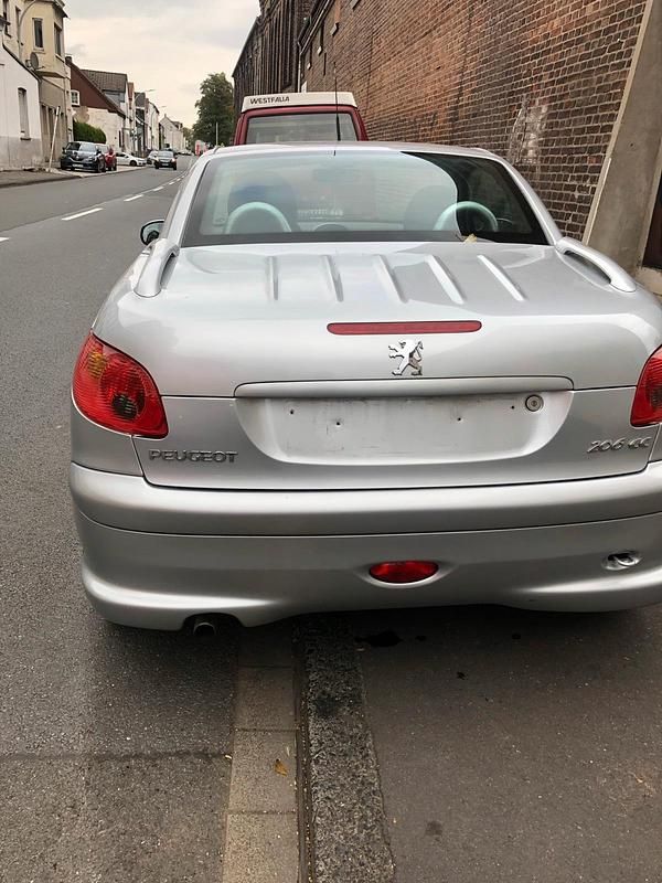 Gebraucht Peugeot 206 CC 106 PS (77 kW) 2004 Silber Cabrio