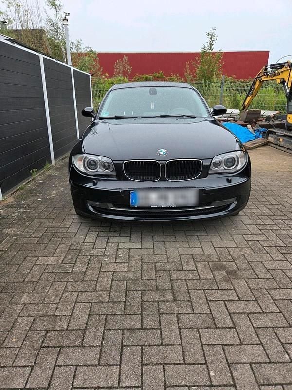 Schwarz Gebraucht 2009 BMW 118 Kleinwagen | 9.250 € (Teuer) - Bild 1/4