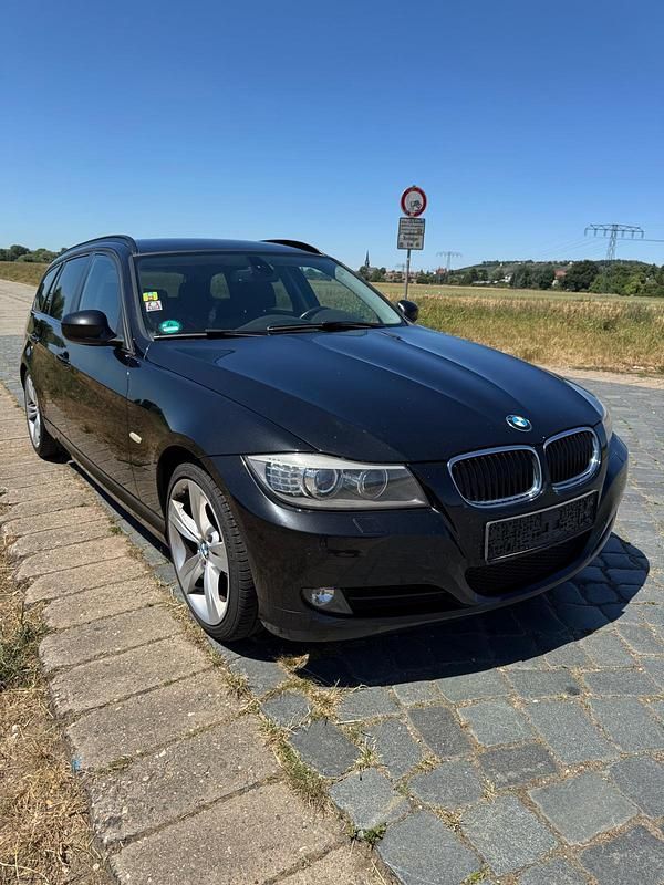 Schwarz Gebraucht 2010 BMW 320 M Sport Kombi | 6.980 € (Fairer Preis) - Bild 1/4