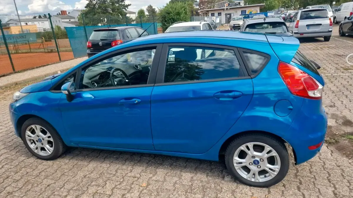Gebraucht Ford Fiesta 82 PS (60 kW) 2014 Blau Kleinwagen