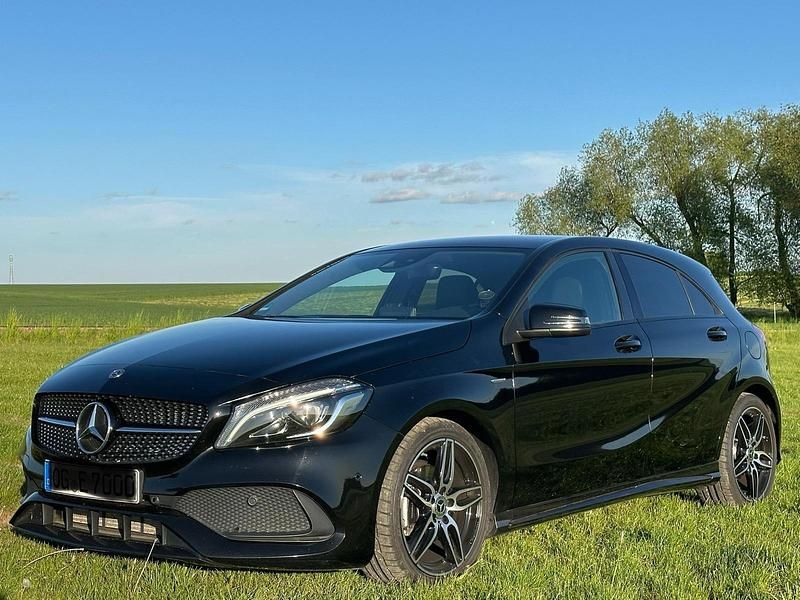 Schwarz Gebraucht 2018 Mercedes A180 AMG line Limousine | 17.800 € (Fairer Preis) - Bild 1/4