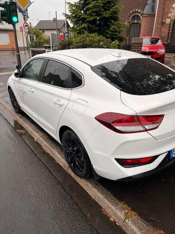 Weiß Gebraucht 2020 Hyundai i30 Limousine | 13.500 € (Fairer Preis) - Bild 1/4
