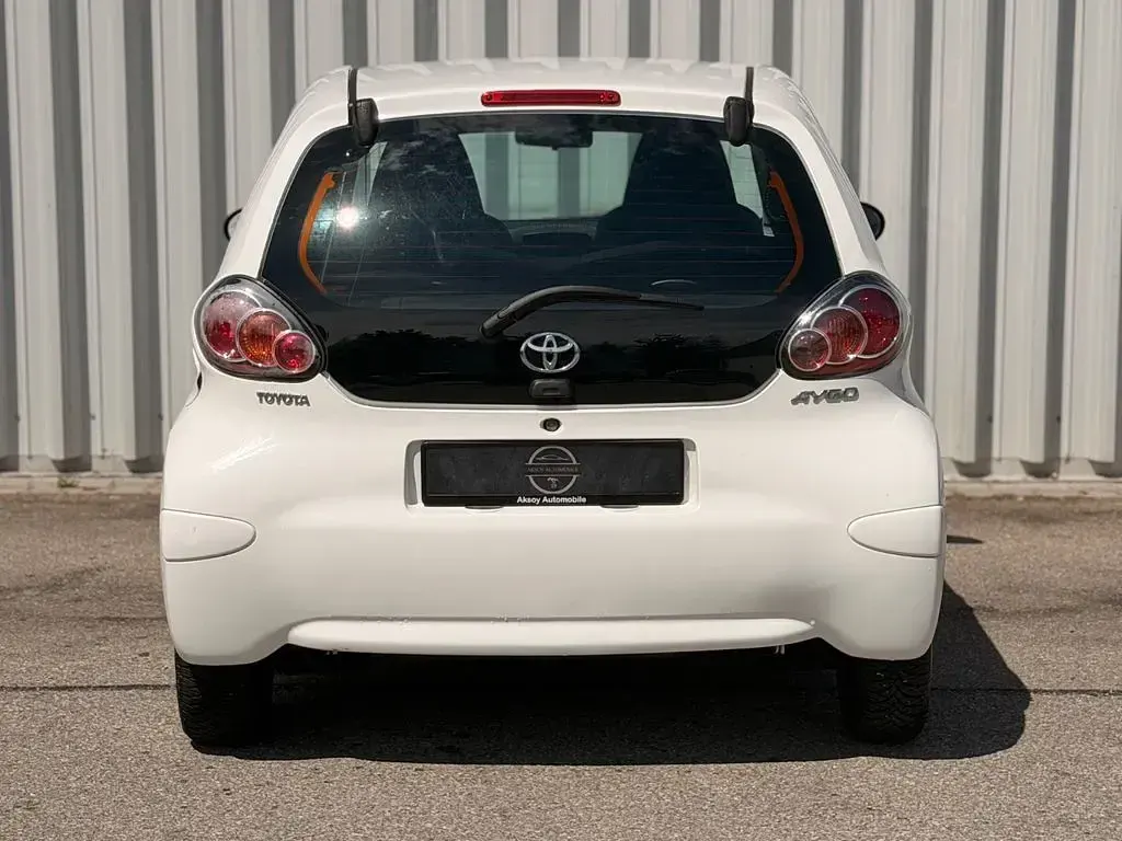 Gebraucht Toyota Aygo Basis 68 PS (50 kW) 2010 Weiß Kleinwagen