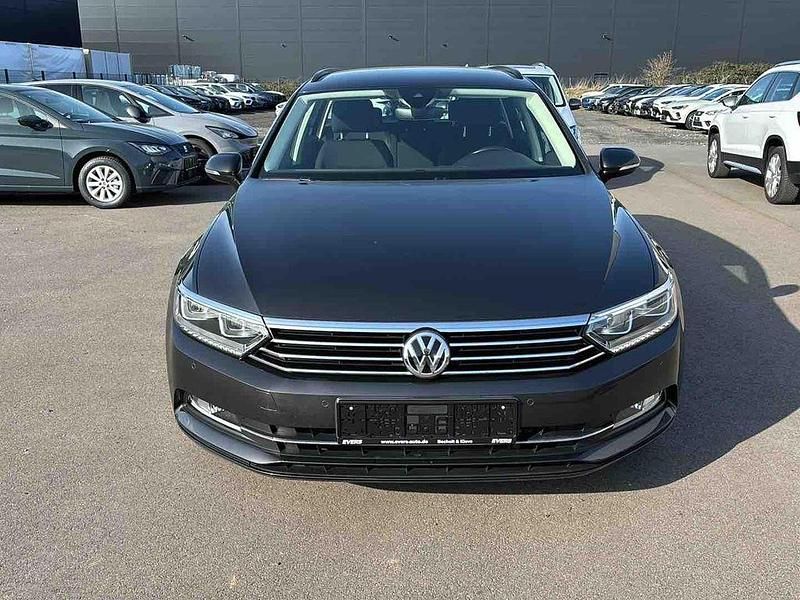 Gebraucht VW Passat Comfortline 120 PS (88 kW) 2019 Mangangrau metallic Kombi