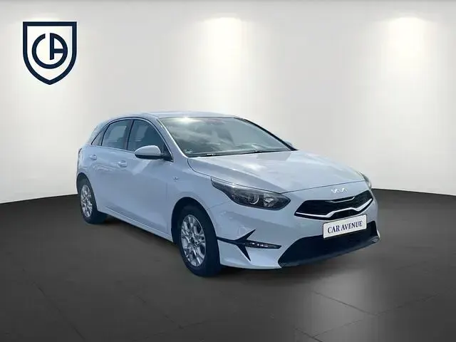 Używany Kia Ceed Vision 160 KM (117 kW) 2023 Biały Hatchback