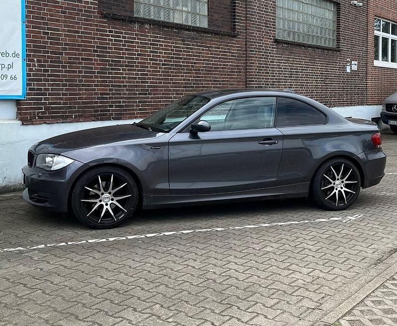 Grau Gebraucht 2007 BMW 120 Coupé Coupé | 8.650 € - Bild 1/4