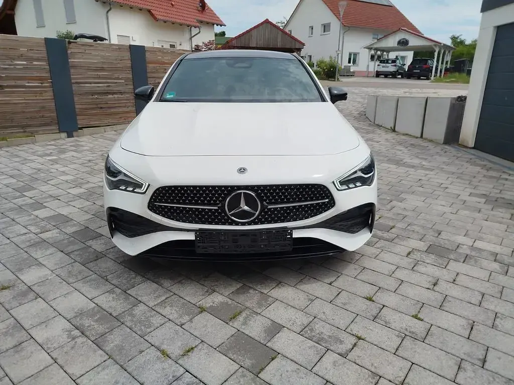Gebraucht Mercedes CLA180 136 PS (100 kW) 2024 Weiß Limousine