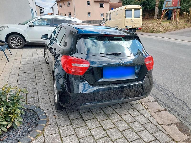 Gebraucht Mercedes A180 122 PS (89 kW) 2012 Schwarz Kleinwagen