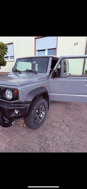 Grau Gebraucht 2019 Suzuki Jimny Comfort+ SUV | 27.950 € (Fairer Preis) - Bild 1/4