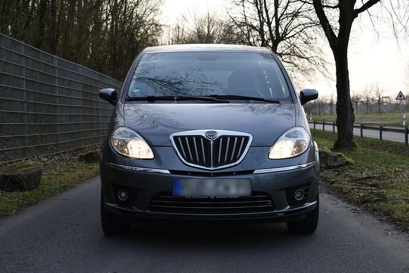 Gebraucht Lancia Musa 95 PS (69 kW) 2008 Grau Van / Kleinbus