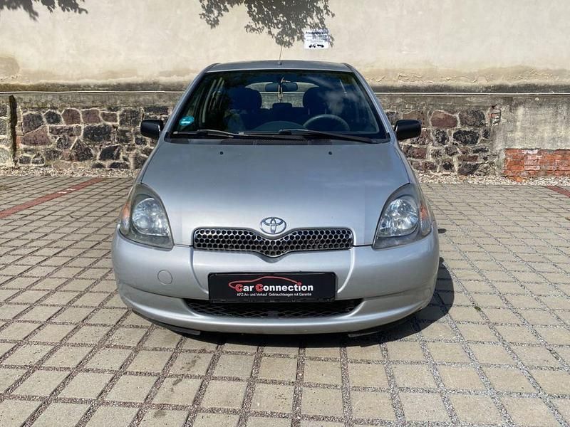 Silber Gebraucht 2002 Toyota Yaris Luna Limousine | 1.399 € (Guter Preis) - Bild 1/4