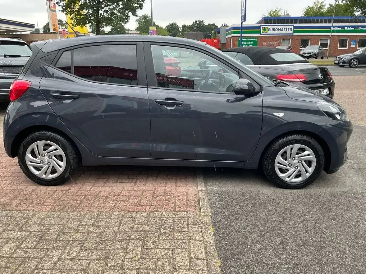 Gebraucht Hyundai i10 Select 67 PS (49 kW) 2021 Grau Kleinwagen