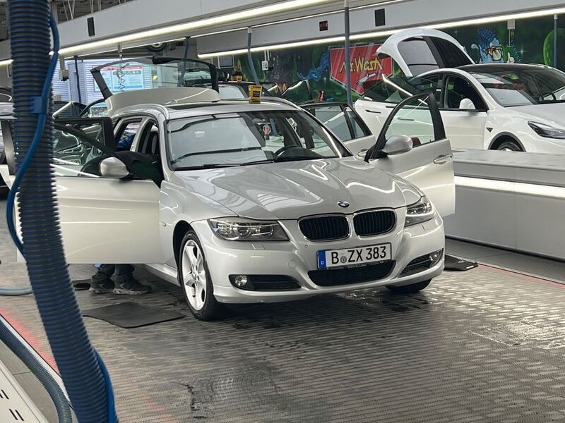 Silber Gebraucht 2011 BMW 318 Kombi | 5.999 € (Guter Preis) - Bild 1/4